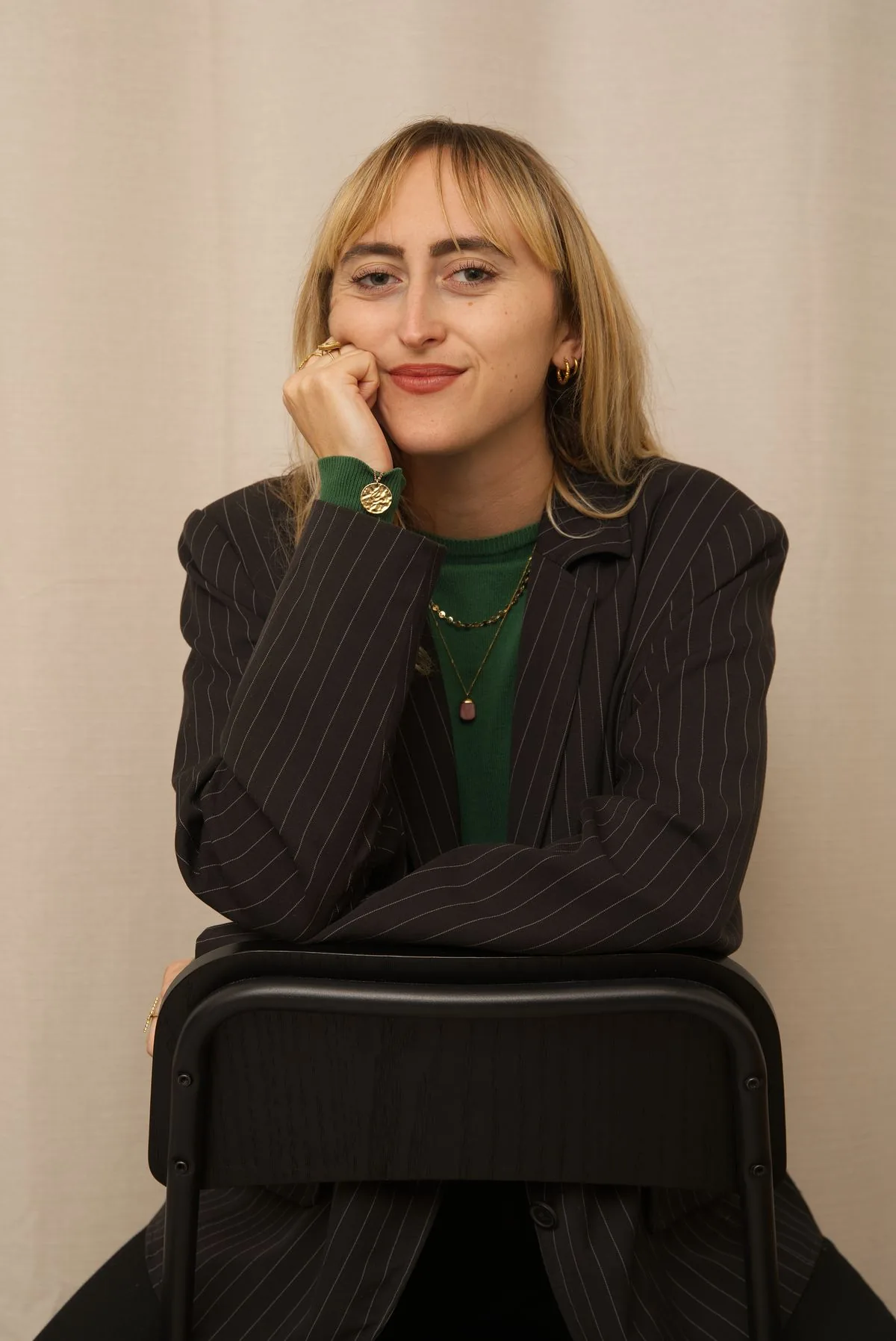 Portrait de Chiara Maziere, naturopathe à Hyères, souriante, en veste rayée et pull vert