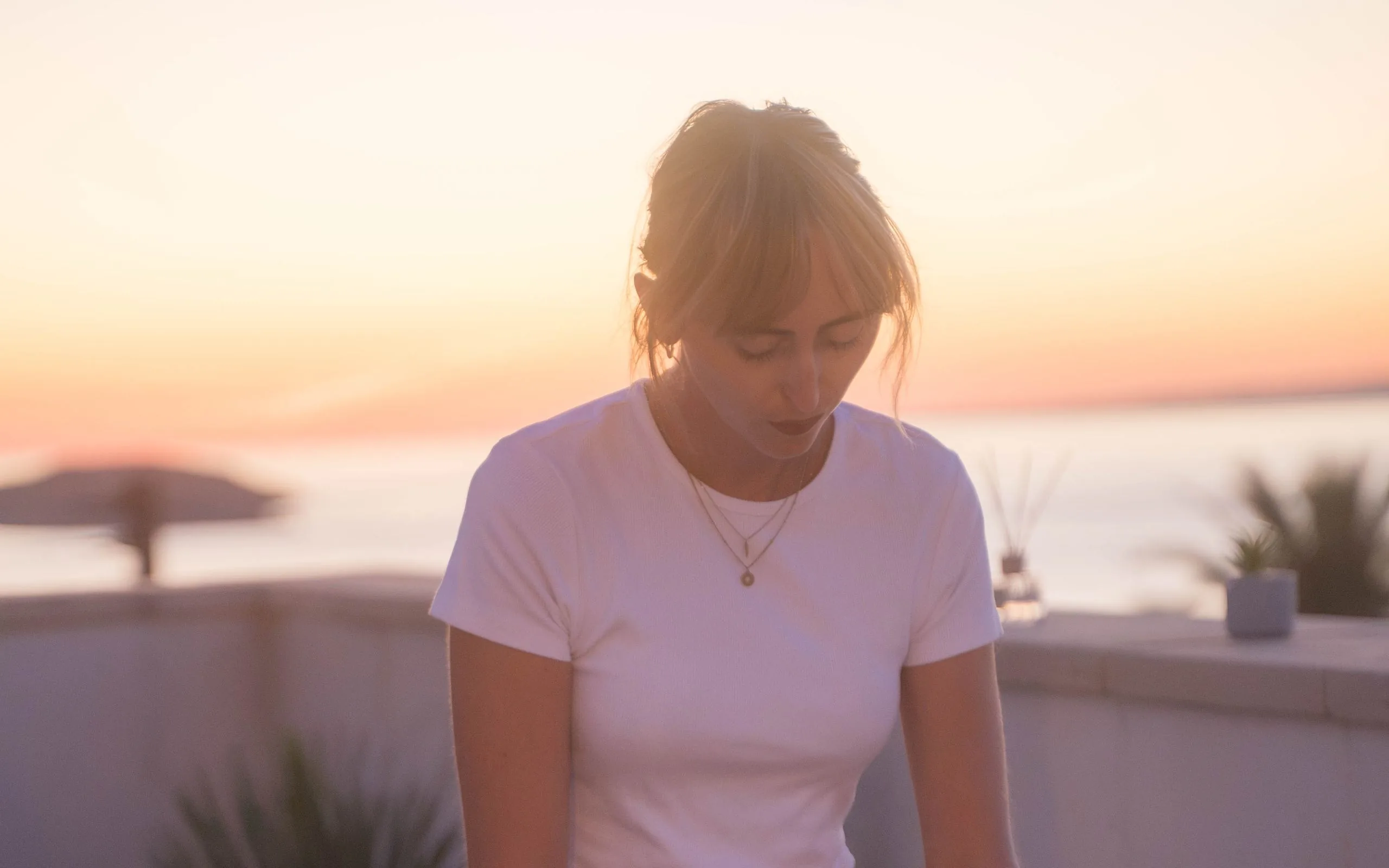 Chiara Maziere, naturopathe, concentrée pendant une séance au coucher du soleil